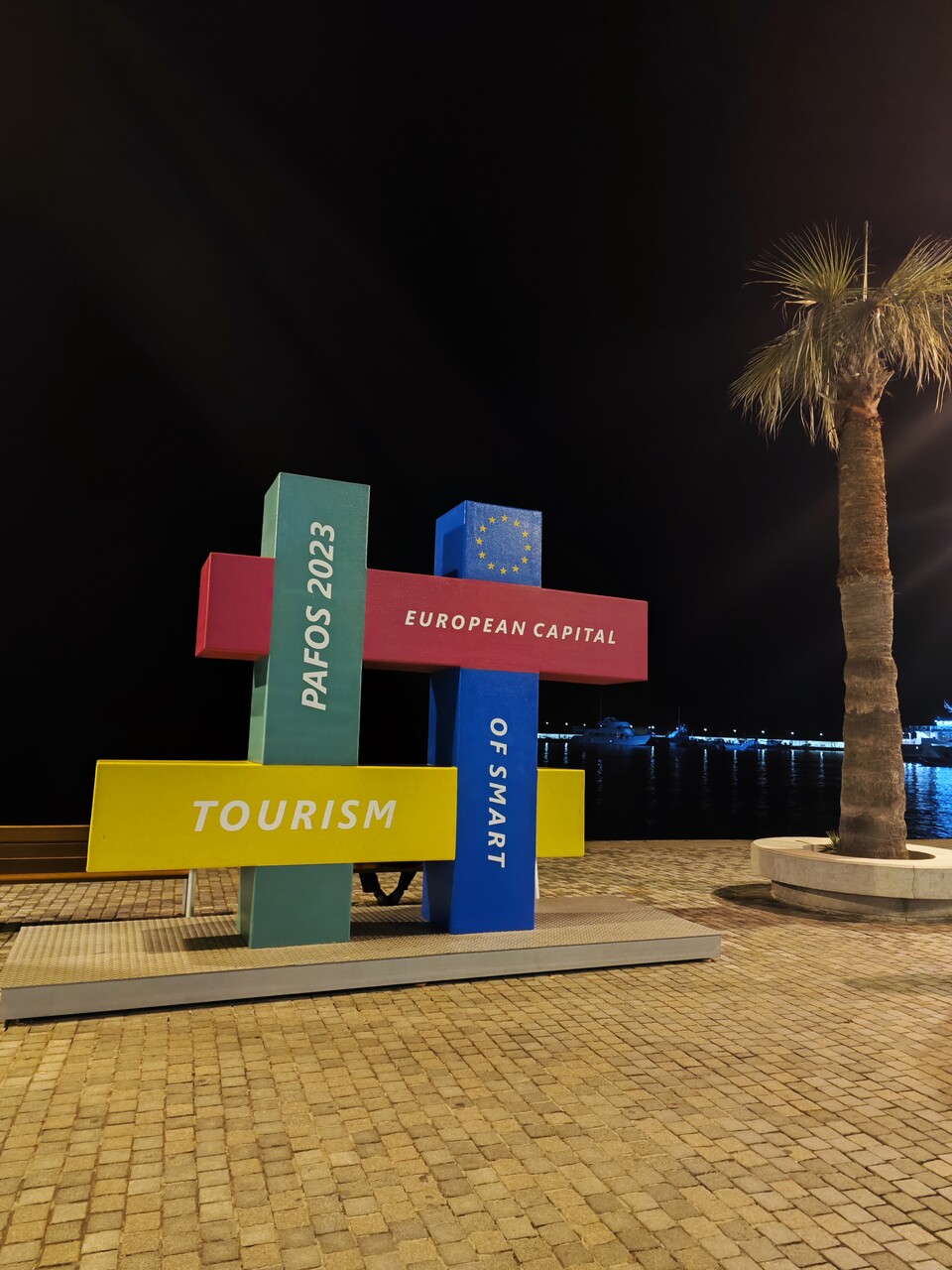 Pafos napis w porcie