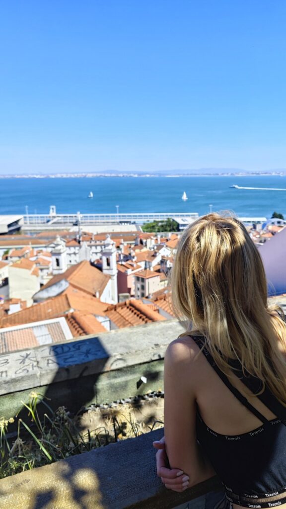 widok na atrakcje Lizbony z tarasu widokowego